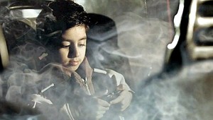 Ak v aute fajčíte vy, fajčí aj dieťa. To sa bude meniť