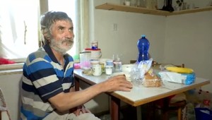 Príbuzní chorľavého muža (53) odviezli do rozpadnutého domu bez vody a elektriny