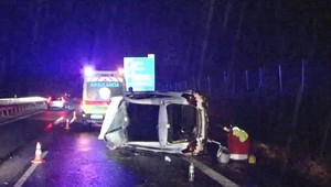 Auto skončilo prevrátené v priekope: Vodičke museli pomáhať hasiči