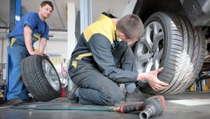 VIDEO: Muži vs. ženy! Ktoré pohlavie rýchlejšie prezuje pneumatiky