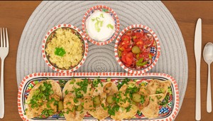 HLAVNÉ JEDLO - Špízy z kuracích pŕs, ryža na mandliach, prílohy