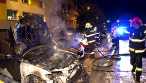 Obyvateľov paneláku zobudili výbuchy. Na parkovisku horelo 5 áut