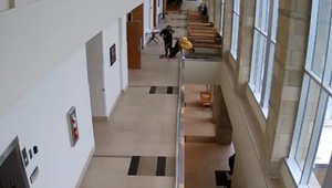 VIDEO: Zo súdu sa pokúsil utiecť skokom cez zábradlie. Skončil v náručí ochranky