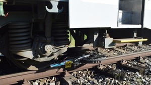 Nešťastie na koľajniciach: Vlak mal zraziť malé dievčatko