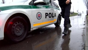 Muž pred domom napadol kriminalistov. To mu ale nestačilo a pokračoval ďalej