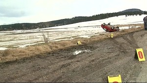 Manželský pár dôchodcov sa otočil s autom na strechu