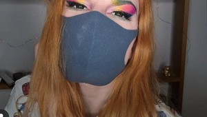 Kvôli rúšku jej chýbalo líčenie, takto to vyriešila: Z vtipného nápadu herečky je HIT