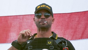 Vodcu pravicovej skupiny Proud Boys odsúdili za spálenie vlajky Black Lives Matter