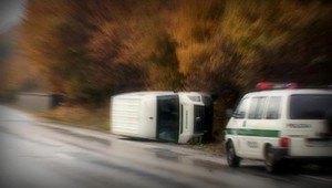 Hmla a hustý dážď v okolí Rožňavy. Dodávka skončila mimo cesty