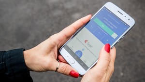 Viac ako tretina vodičov sa počas jazdy venuje telefónu, pomôcť má nová aplikácia