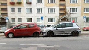 Opitý šofér zdemoloval v Bratislave niekoľko zaparkovaných áut