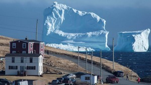 VIDEO: Masívny ľadovec zakotvil na pobreží Kanady