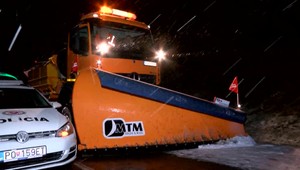 Šmykľavá cesta spôsobila hromadnú nehodu. Hrdina z Humenného vyťahoval autá z priekopy