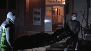 Dôchodkyňa, ktorá ležala pár dní mŕtva v byte s manželom, zomrela bez cudzieho zavinenia