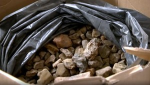 Správali sa podozrivo. V nádrži im našli jantár za desaťtisíce eur