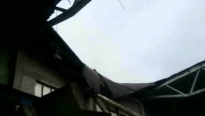 Statik nevylúčil spadnutie ďalšej časti železobetónovej strechy