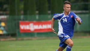 VIDEO: Brankár si išiel nohy polámať. Proti sviečke bol bezmocný