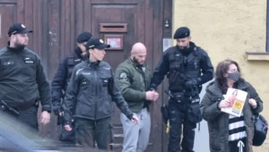 Muž sa snažil vlámať k žene cez balkón a vyhrážal sa jej zbraňou