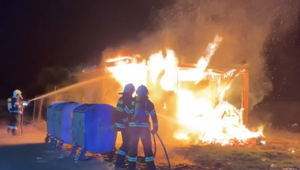 Obrovské plamene zničili skromné bývanie ženy a jej šiestich detí. Oheň sa zrejme šíril  z piecky