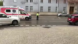 Zrážka mladej ženy v centre mesta. Podľa informácií TV JOJ prechádzala mimo priechodu pre chodcov