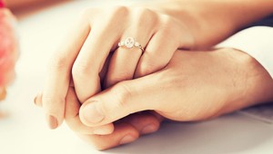 Zásnuby po pätnástich rokoch randenia. Ktorá celebrita sa bude vydávať?