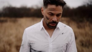 PREMIÉRA: Adam Ďurica zverejnil videoklip k skladbe Fúkame