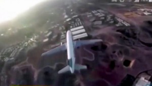 VIDEO: Hazardér s dronom si z nebezpečnej blízkosti natočil pristávajúce lietadlo