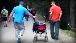 Opití tatkovia vymenili deti za alkohol. V kočíku...