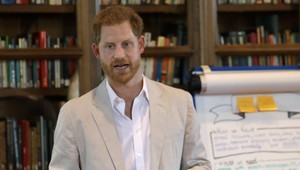 Harry ako ŠIMPANZ! Z tohto videa pôjdete do kolien