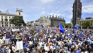 Londýnske ulice zaplnili tisícky ľudí. Žiadajú nové referendum o brexite