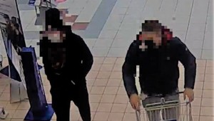 Polícia pátrala po zlodejoch pivových prepraviek: Ľudia v nich spoznali známych hokejistov