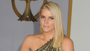Kráska s mužskými nohami! Berie Jessica Simpson (34) steroidy?