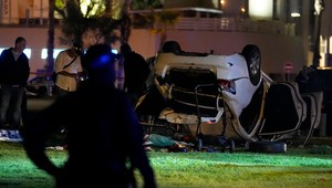 Útočník v Tel Avive vrážal autom do ľudí a strieľal. Neprežil turista