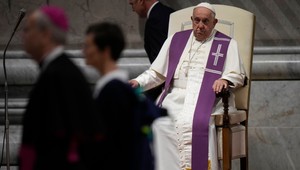 Pápež otvoril Biskupskú synodu. Účastníkov vyzval, aby načúvali druhým