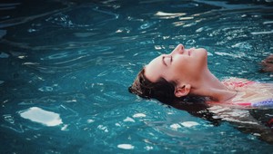 Postihlo vás "plavecké ucho"? Takto sa pred ním uchránite