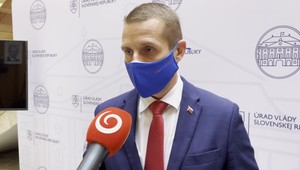 Platnosť covid pasov pomaly končí. Cestovať bez tretej dávky môže byť veľký problém, upozorňuje štátny tajomník Klus