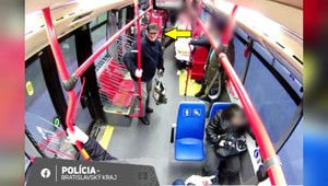 Muž v Bratislave pri vychádzaní z autobusu vrazil do ženy. Skončila so zlomenou nohou