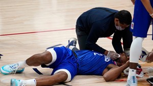 Basketbalistu zaliala krv. Hviezdu Clippers zranil spoluhráč