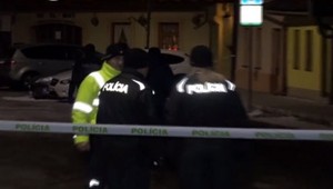 Krvavý incident v Kežmarku má svoju obeť. Útočníka policajti vypočúvali celú noc