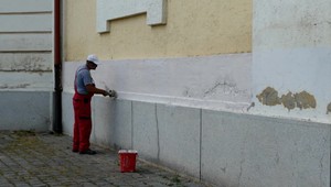 Satanistický nápis a vulgarizmy na stene kostola