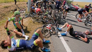 Hromadný pád zastavil preteky! Froome má žltý dres, Sagan biely