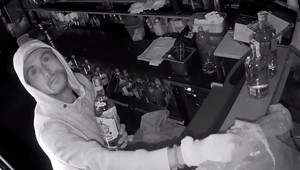 Hotovosť, alkohol aj bicykel. Pre krádež týchto vecí polícia hľadá muža na záberoch