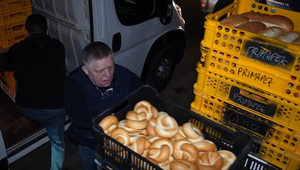 Premiér Robert Fico si odrobil nočnú zmenu v pekárni. Vyskúšal si aj rozvoz výrobkov