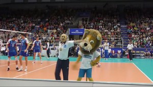 Volejbalový rozhodca sa odviazal! S maskotom tancovali na Jacksona