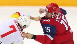 Bitka v KHL: pustili sa do seba ťažké váhy