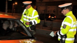 Šoférka nabehla na obrubník a prerezala si pneumatiky. Nafúkala 4,4 promile