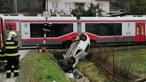 FOTO: V Bardejove sa zrazil vlak s osobným autom