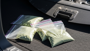 Policajti kvôli nervozite ženy našli v kufri auta 15 kilogramov kratomu