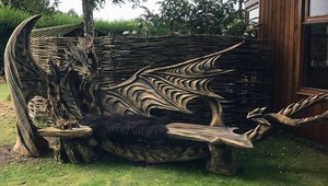 Táto neuveriteľná dračia lavička bola vyrezaná pomocou reťazovej píly