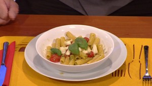 Penne s mozzarellou, bazalkovou pastou a kešu orechmi